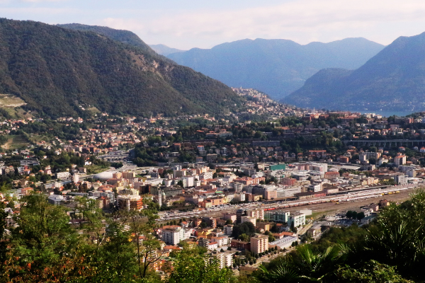 Vista aerea della regione di Chiasso, Balerna, Morbio Inferiore e Vacallo – area della rete FTTH in fibra ottica di Chiasso4net